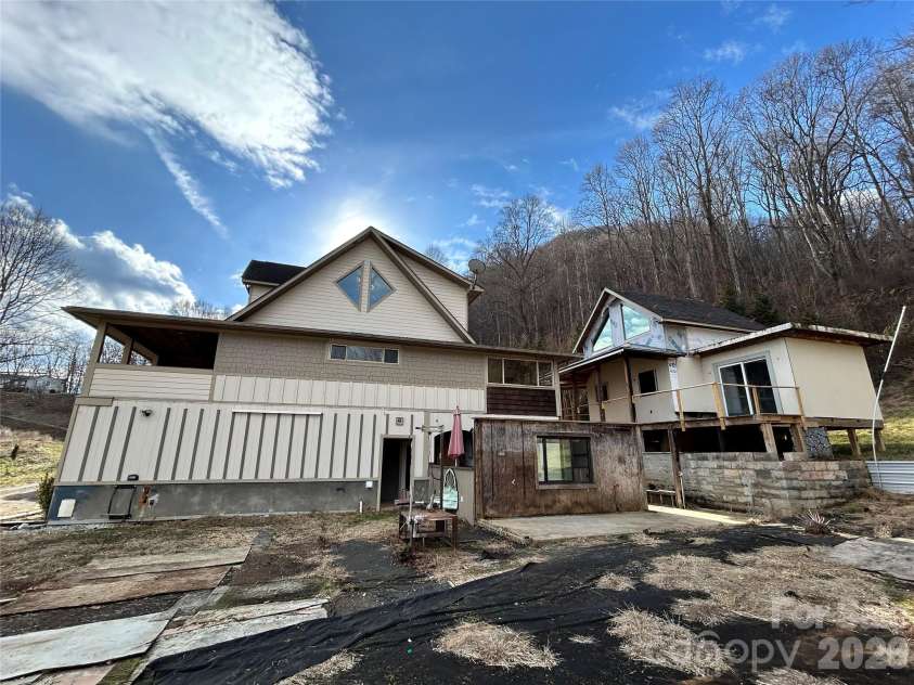 330 Potts Drive, Waynesville, NC 28785.  MLS# CAR4356254, YatesRealty ID 17729. 