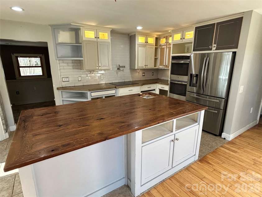 330 Potts Drive, Waynesville, NC 28785.  MLS# CAR4356254, YatesRealty ID 17729. 