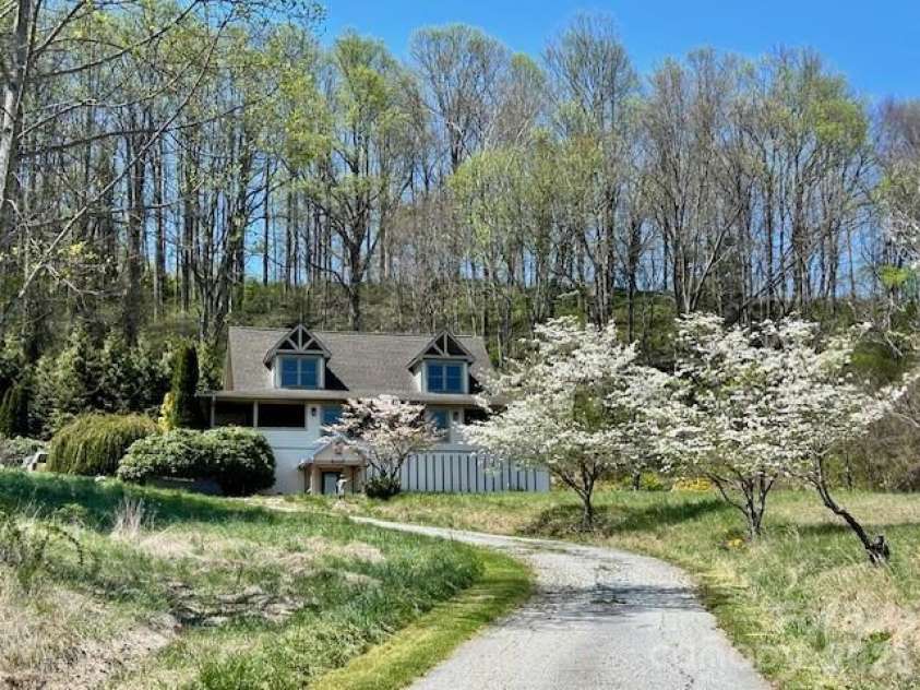 330 Potts Drive, Waynesville, NC 28785.  MLS# CAR4356254, YatesRealty ID 17729. 