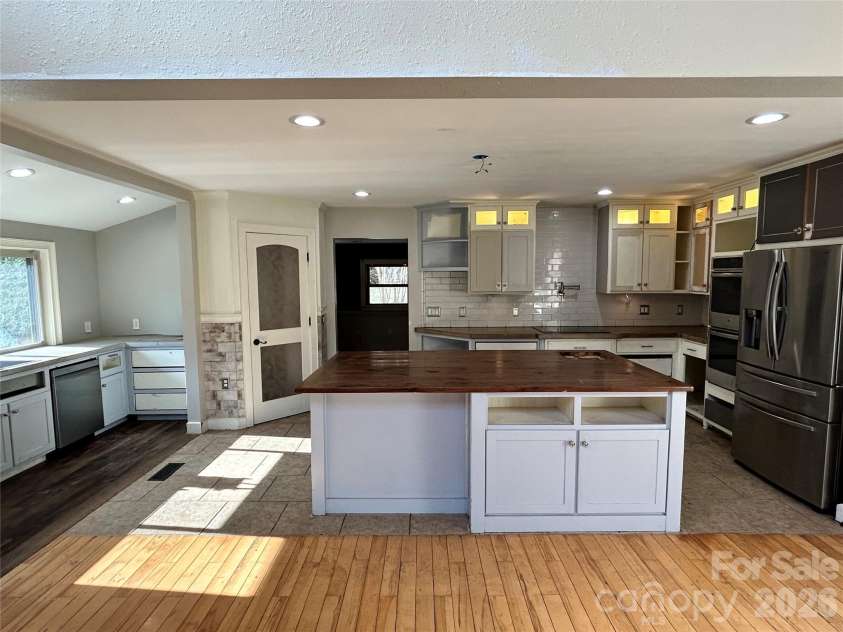330 Potts Drive, Waynesville, NC 28785.  MLS# CAR4356254, YatesRealty ID 17729. Kitchen