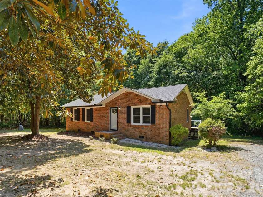 1525 Reservation Road, Rock Hill, SC 29730.  MLS# CAR4373949, YatesRealty ID 17730. Ranch brick home