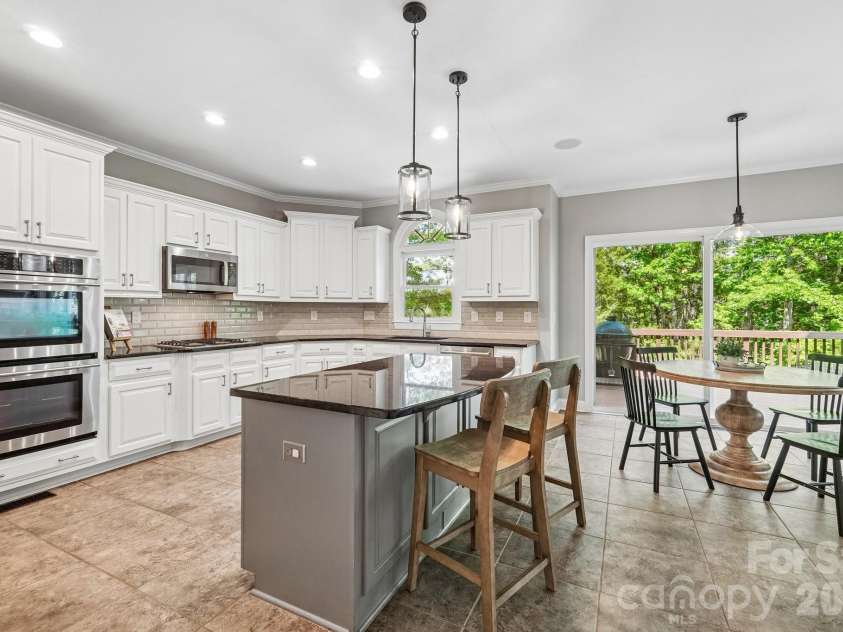 29023 Villa View Court, Fort Mill, SC 29707.  MLS# CAR4372357, YatesRealty ID 17732. Modern kitchen with updates