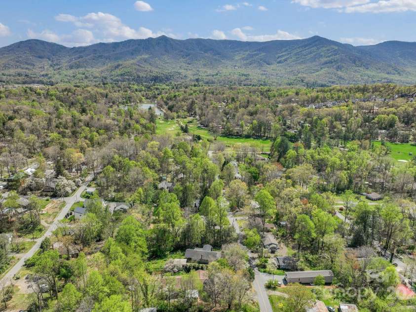 520 Tenth Street, Black Mountain, NC 28711.  MLS# CAR4247176, YatesRealty ID 17733. Blocks form Lake Tomahawk and Recreation Center
