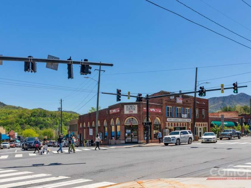 520 Tenth Street, Black Mountain, NC 28711.  MLS# CAR4247176, YatesRealty ID 17733. Downtown Black Mountain