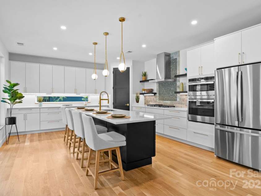 520 Tenth Street, Black Mountain, NC 28711.  MLS# CAR4247176, YatesRealty ID 17733. Exquisite Chef's Kitchen