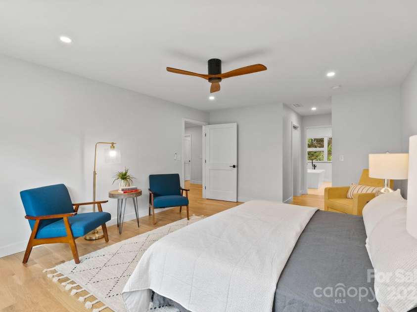 520 Tenth Street, Black Mountain, NC 28711.  MLS# CAR4247176, YatesRealty ID 17733. Serene Primary Suite