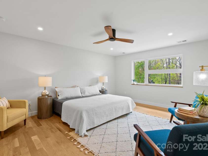 520 Tenth Street, Black Mountain, NC 28711.  MLS# CAR4247176, YatesRealty ID 17733. Stunning Primary Suite