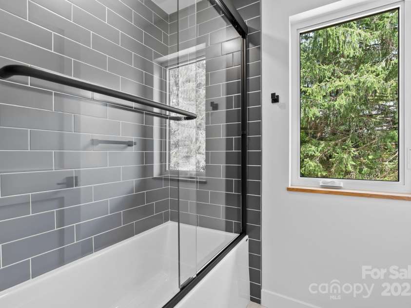 520 Tenth Street, Black Mountain, NC 28711.  MLS# CAR4247176, YatesRealty ID 17733. Tub/Shower with Glass Door and Tile Surround