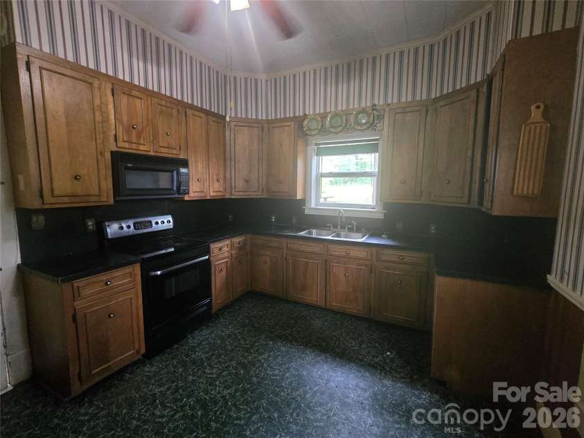 804 Emmanuel Church Road, Conover, NC 28613.  MLS# CAR4376376, YatesRealty ID 17733. KITCHEN