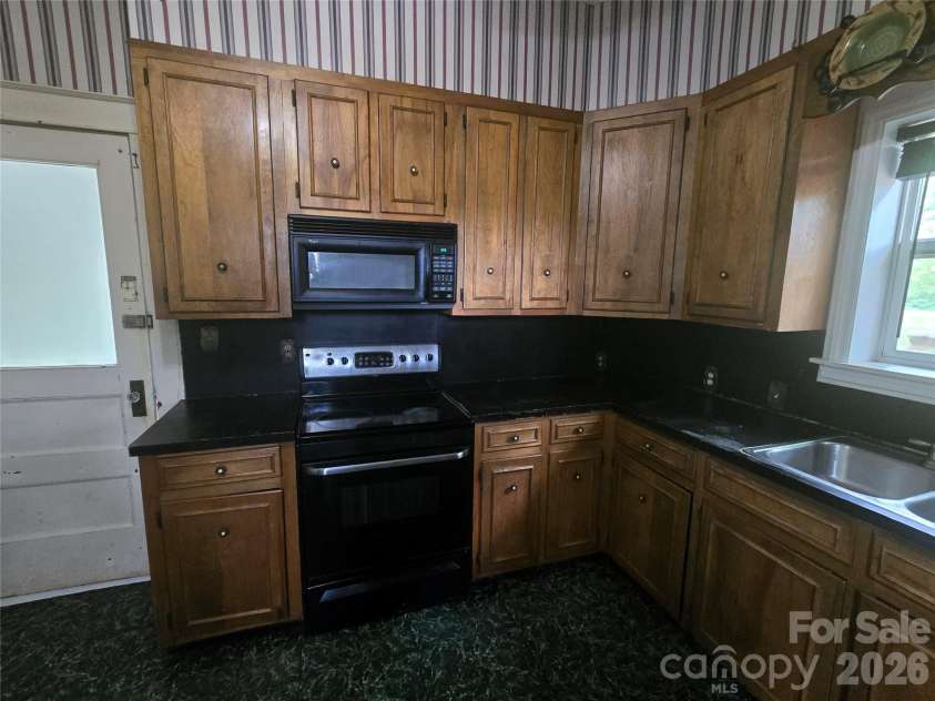 804 Emmanuel Church Road, Conover, NC 28613.  MLS# CAR4376376, YatesRealty ID 17733. KITCHEN
