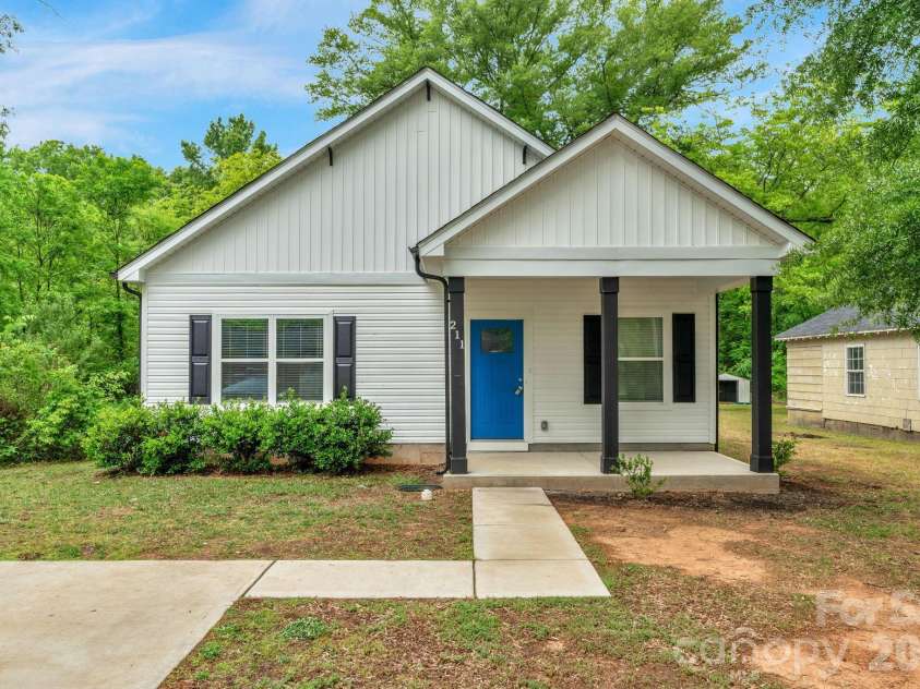 211 Baker Street, Rock Hill, SC 29730.  MLS# CAR4374605, YatesRealty ID 17735. Covered Front Porch
