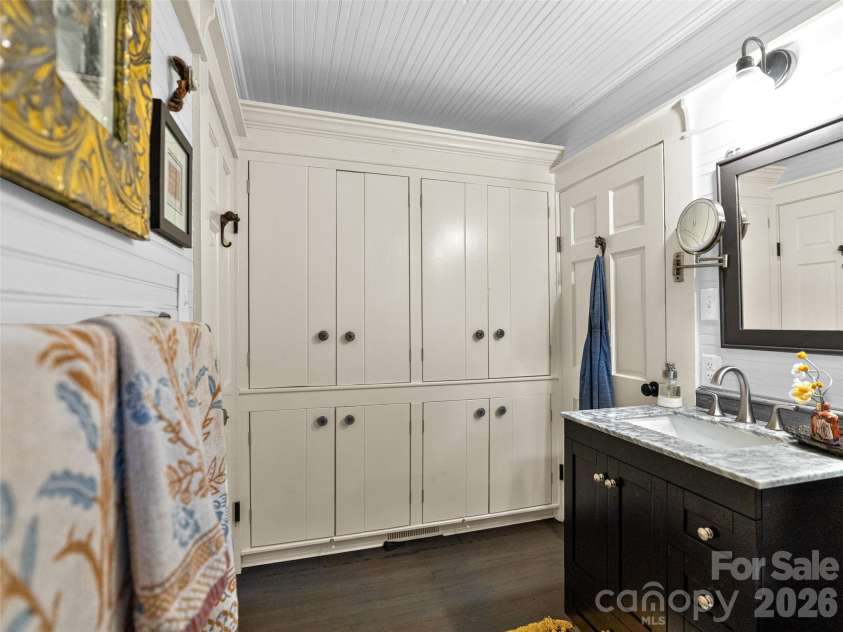 85 Chestnut Hill Road, Gerton, NC 28735.  MLS# CAR4373368, YatesRealty ID 17736. Jack and jill bath