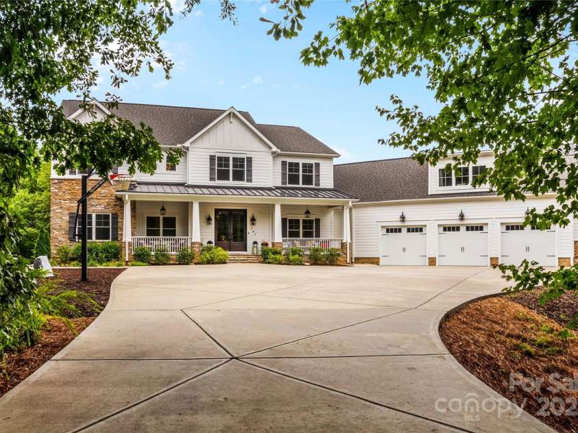 127 Tradition Lane, Mooresville, NC 28115.  MLS# CAR4165702, YatesRealty ID 17737. Wide Circular Driveway
