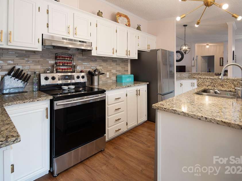 115 Tradewinds Court, Mooresville, NC 28115.  MLS# CAR4215397, YatesRealty ID 1774. All stainless steel appliances will remain.