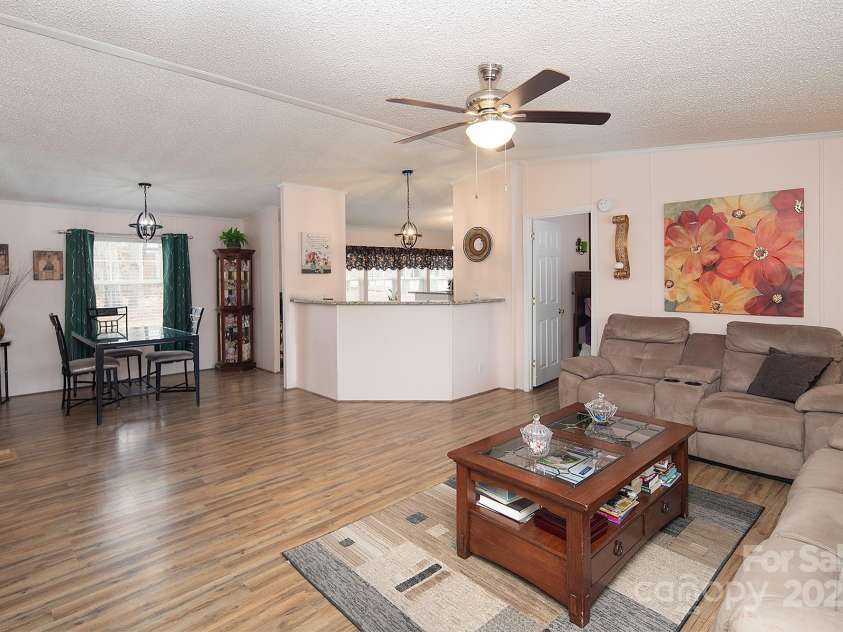115 Tradewinds Court, Mooresville, NC 28115.  MLS# CAR4215397, YatesRealty ID 1774. Bright, open floorplan with vaulted ceilings.