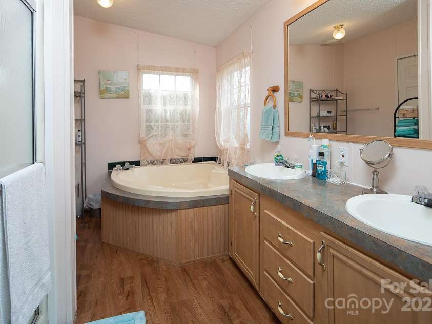 115 Tradewinds Court, Mooresville, NC 28115.  MLS# CAR4215397, YatesRealty ID 1774. En suite primary bath has dual vanity, walk-in shower and garden tub.