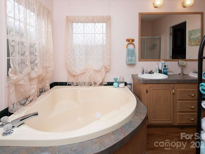 115 Tradewinds Court, Mooresville, NC 28115.  MLS# CAR4215397, YatesRealty ID 1774. Enjoy relaxing in this large garden tub.