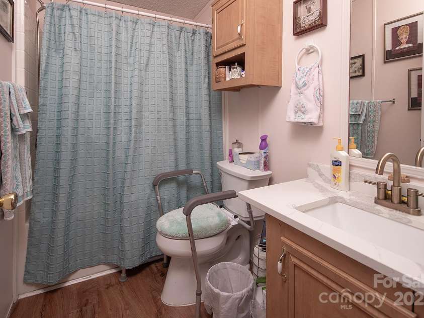 115 Tradewinds Court, Mooresville, NC 28115.  MLS# CAR4215397, YatesRealty ID 1774. Full guest bathroom with shower/tub combo.