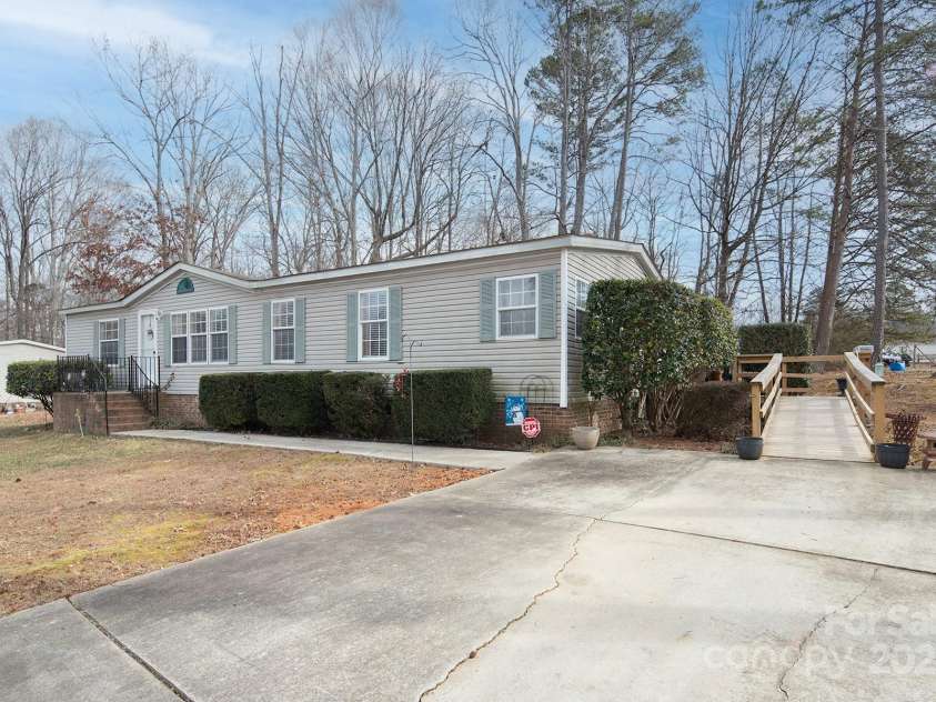 115 Tradewinds Court, Mooresville, NC 28115.  MLS# CAR4215397, YatesRealty ID 1774. Large parking area.