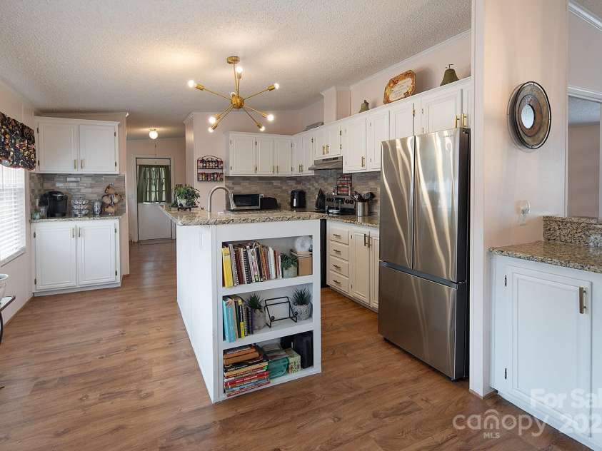 115 Tradewinds Court, Mooresville, NC 28115.  MLS# CAR4215397, YatesRealty ID 1774. This updated kitchen is a showstopper!