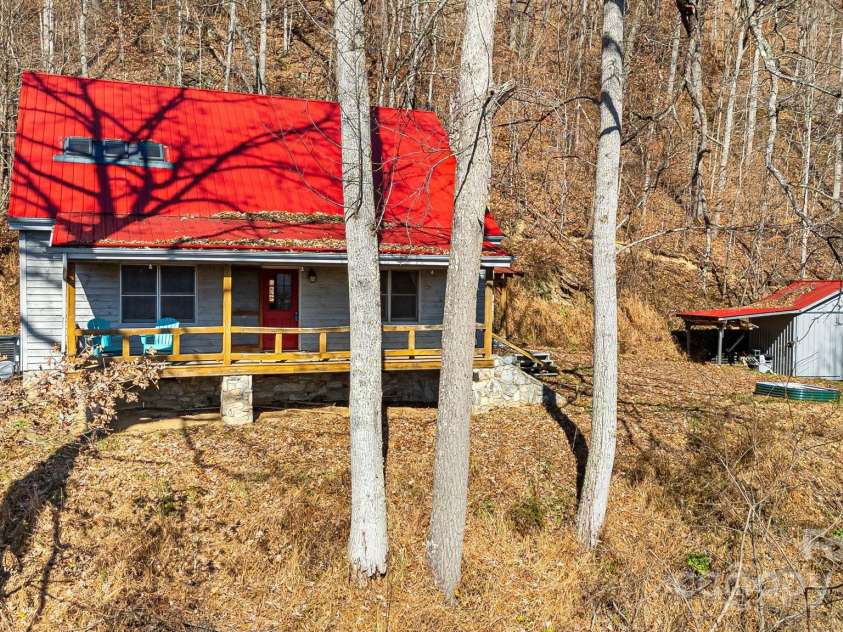 550 Cale Way, Clyde, NC 28721.  MLS# CAR4318914, YatesRealty ID 17740. 