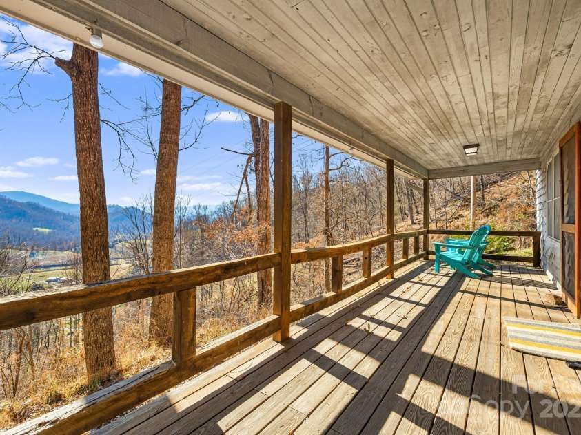 550 Cale Way, Clyde, NC 28721.  MLS# CAR4318914, YatesRealty ID 17740. 