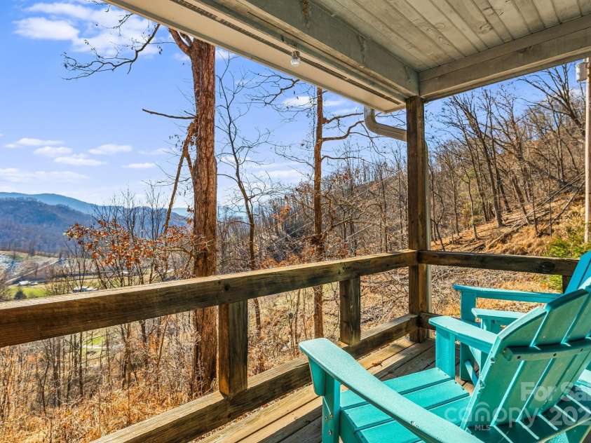 550 Cale Way, Clyde, NC 28721.  MLS# CAR4318914, YatesRealty ID 17740. 