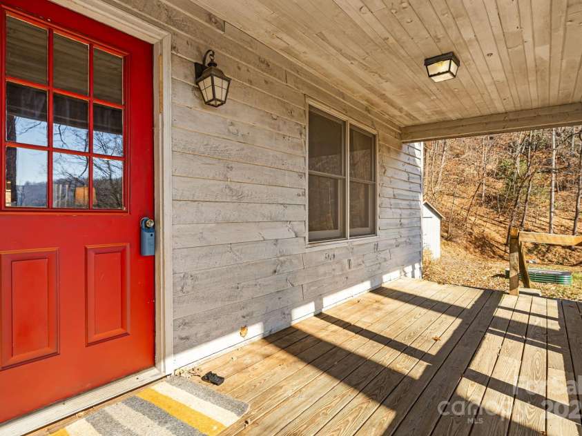 550 Cale Way, Clyde, NC 28721.  MLS# CAR4318914, YatesRealty ID 17740. 