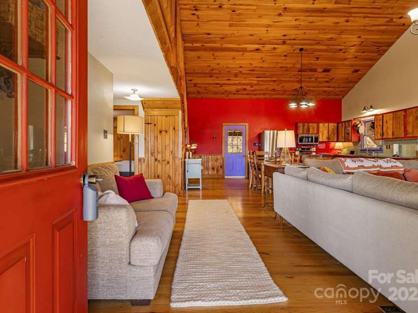 550 Cale Way, Clyde, NC 28721.  MLS# CAR4318914, YatesRealty ID 17740. 