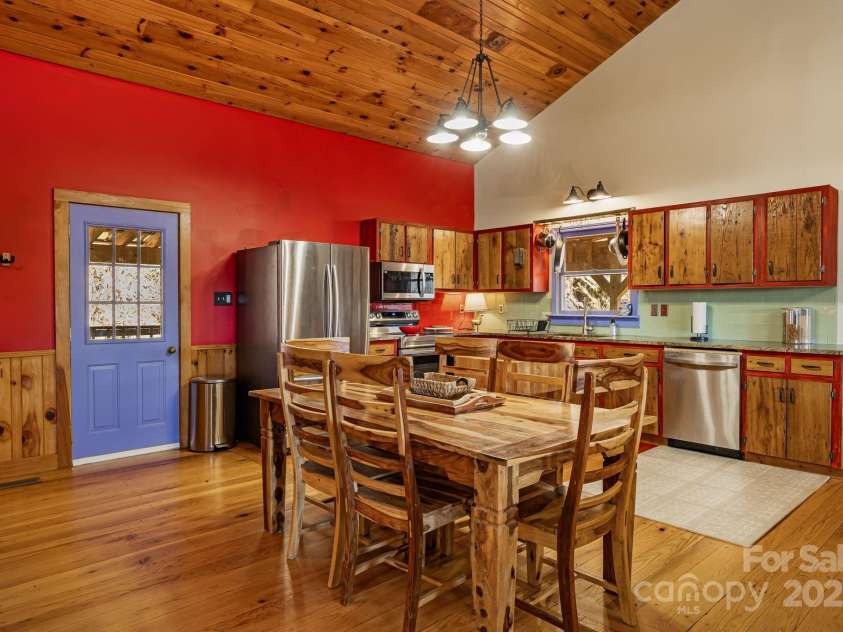 550 Cale Way, Clyde, NC 28721.  MLS# CAR4318914, YatesRealty ID 17740. 