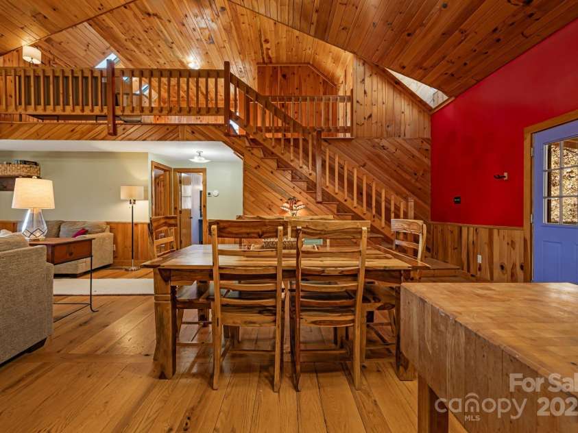 550 Cale Way, Clyde, NC 28721.  MLS# CAR4318914, YatesRealty ID 17740. 
