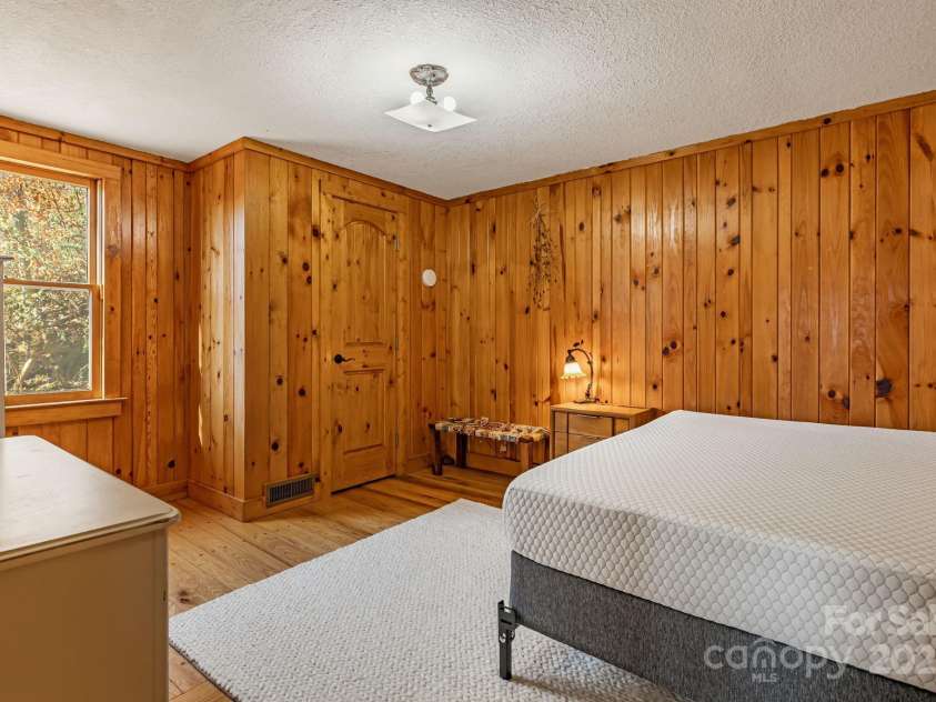 550 Cale Way, Clyde, NC 28721.  MLS# CAR4318914, YatesRealty ID 17740. 