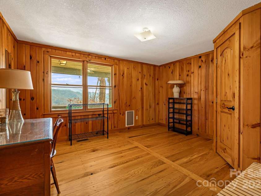 550 Cale Way, Clyde, NC 28721.  MLS# CAR4318914, YatesRealty ID 17740. 
