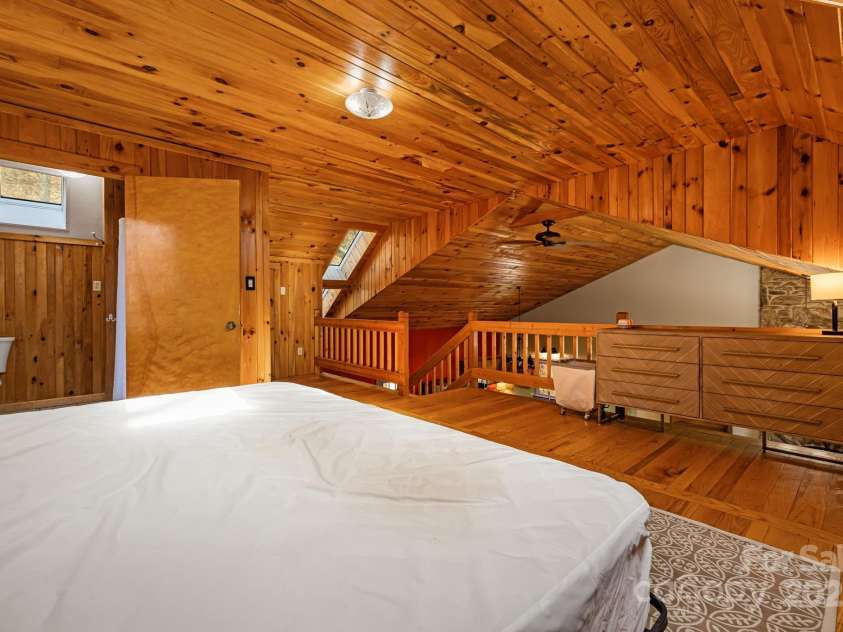 550 Cale Way, Clyde, NC 28721.  MLS# CAR4318914, YatesRealty ID 17740. 