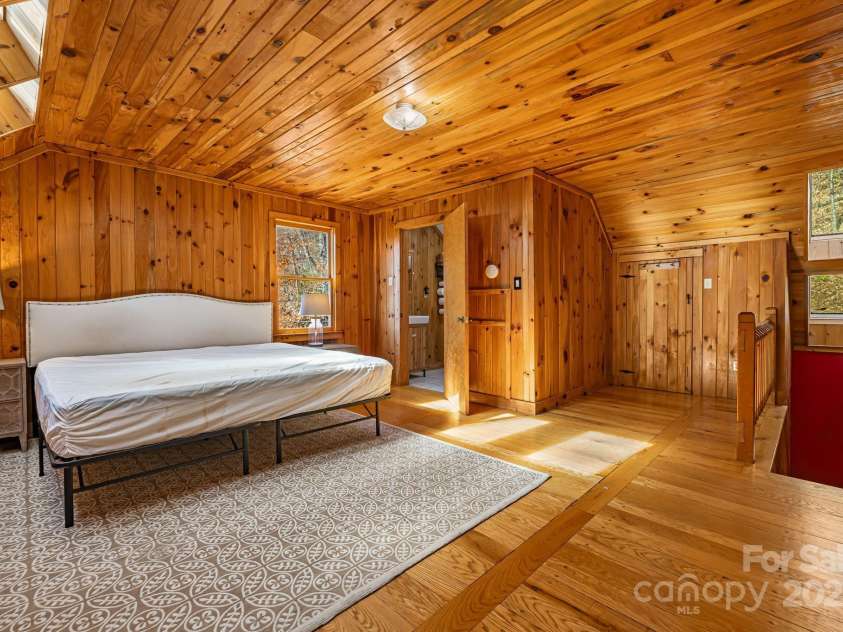 550 Cale Way, Clyde, NC 28721.  MLS# CAR4318914, YatesRealty ID 17740. 