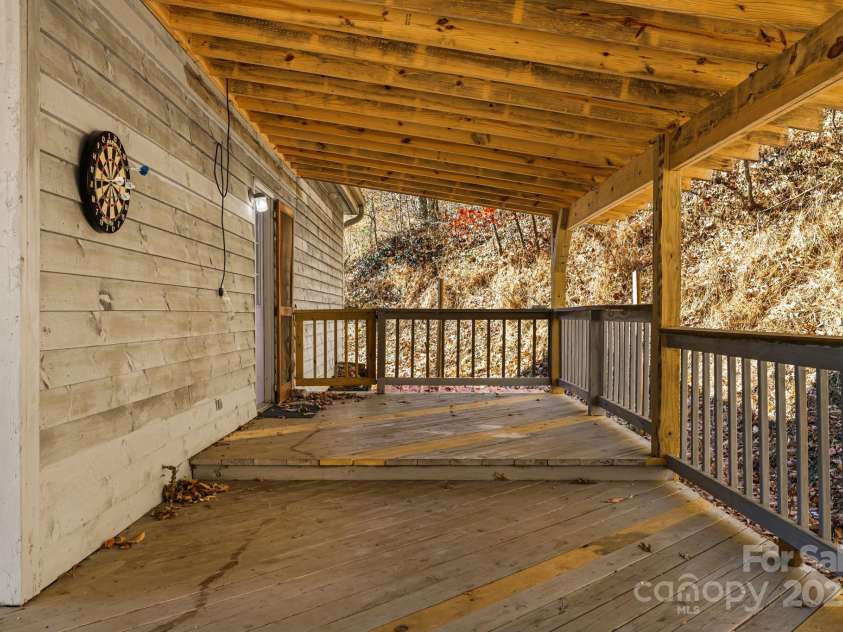 550 Cale Way, Clyde, NC 28721.  MLS# CAR4318914, YatesRealty ID 17740. 
