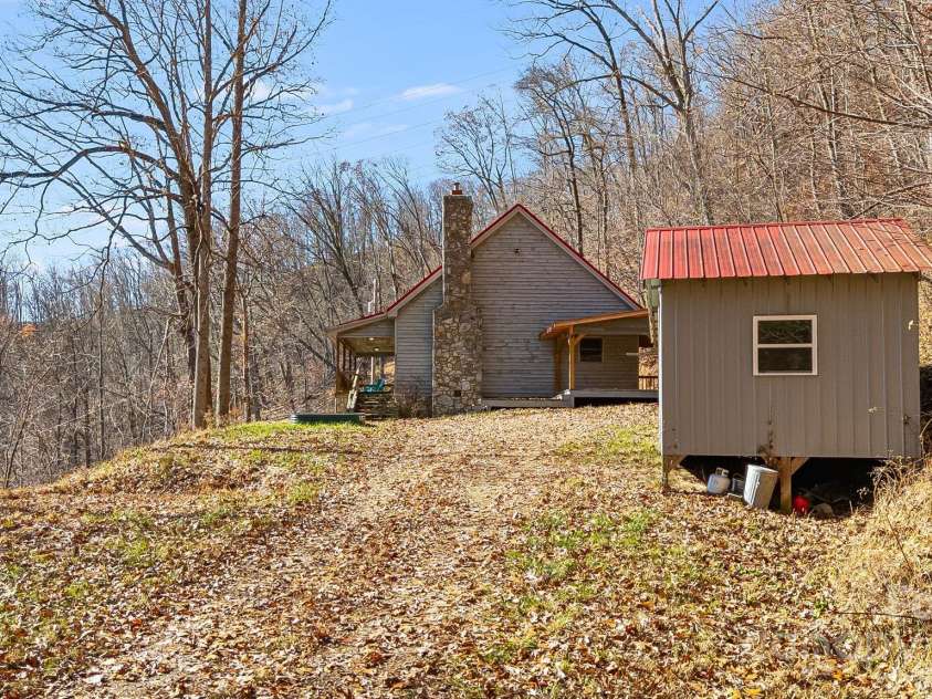 550 Cale Way, Clyde, NC 28721.  MLS# CAR4318914, YatesRealty ID 17740. 