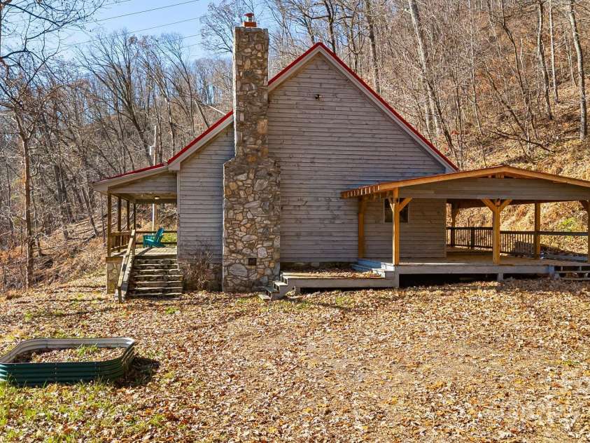 550 Cale Way, Clyde, NC 28721.  MLS# CAR4318914, YatesRealty ID 17740. 
