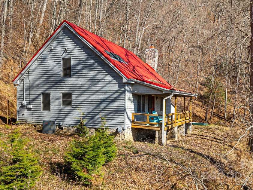 550 Cale Way, Clyde, NC 28721.  MLS# CAR4318914, YatesRealty ID 17740. 