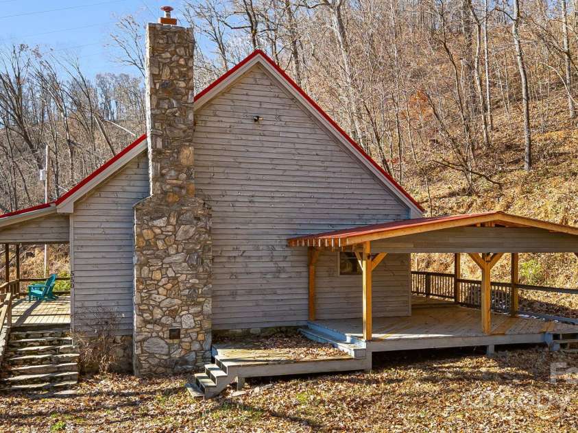 550 Cale Way, Clyde, NC 28721.  MLS# CAR4318914, YatesRealty ID 17740. 