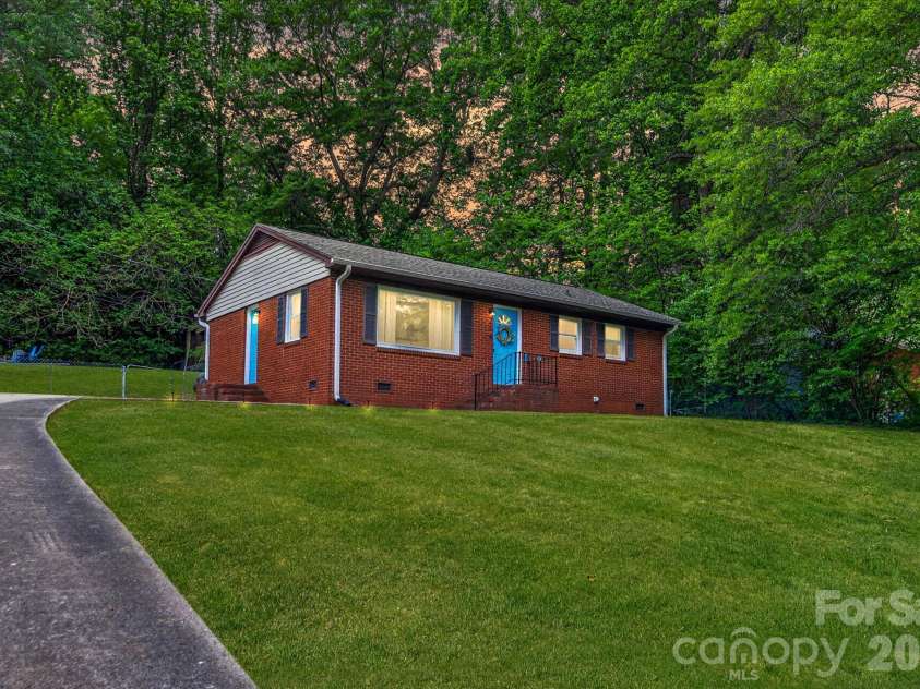 214 Brookwood Road, Belmont, NC 28012.  MLS# CAR4374596, YatesRealty ID 17742. 