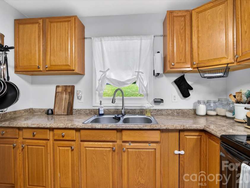 214 Brookwood Road, Belmont, NC 28012.  MLS# CAR4374596, YatesRealty ID 17742. 