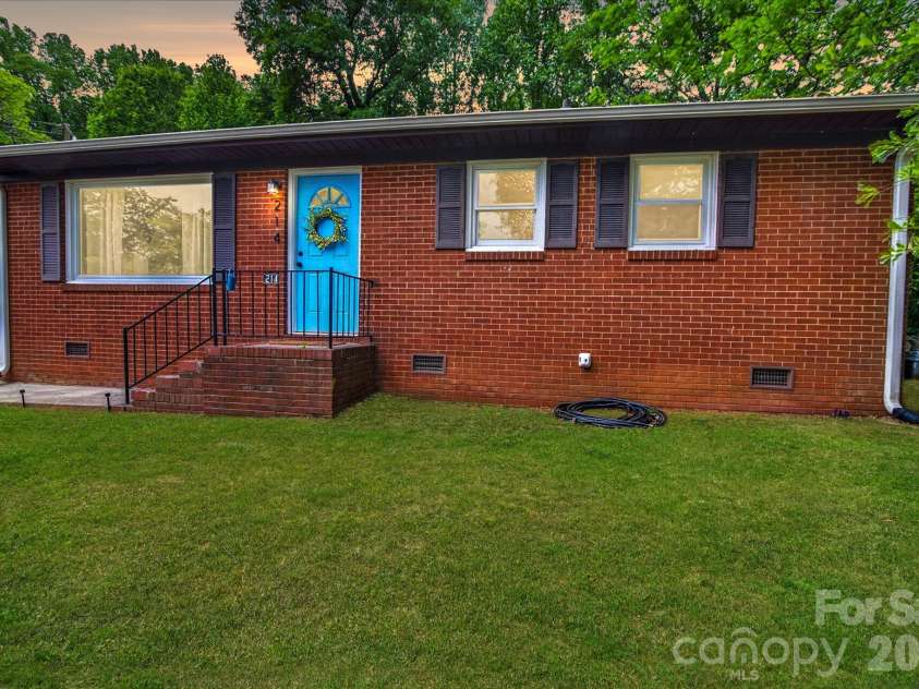 214 Brookwood Road, Belmont, NC 28012.  MLS# CAR4374596, YatesRealty ID 17742. 