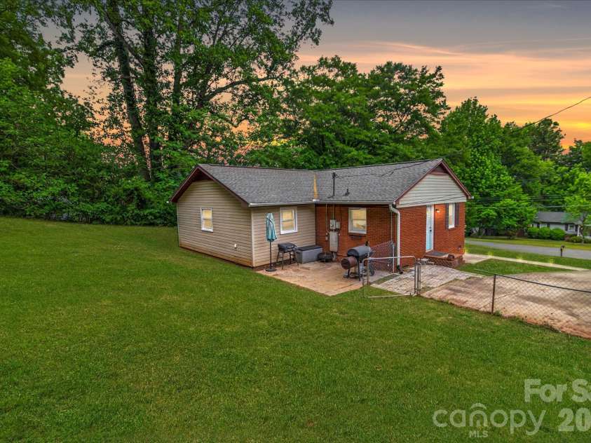 214 Brookwood Road, Belmont, NC 28012.  MLS# CAR4374596, YatesRealty ID 17742. 