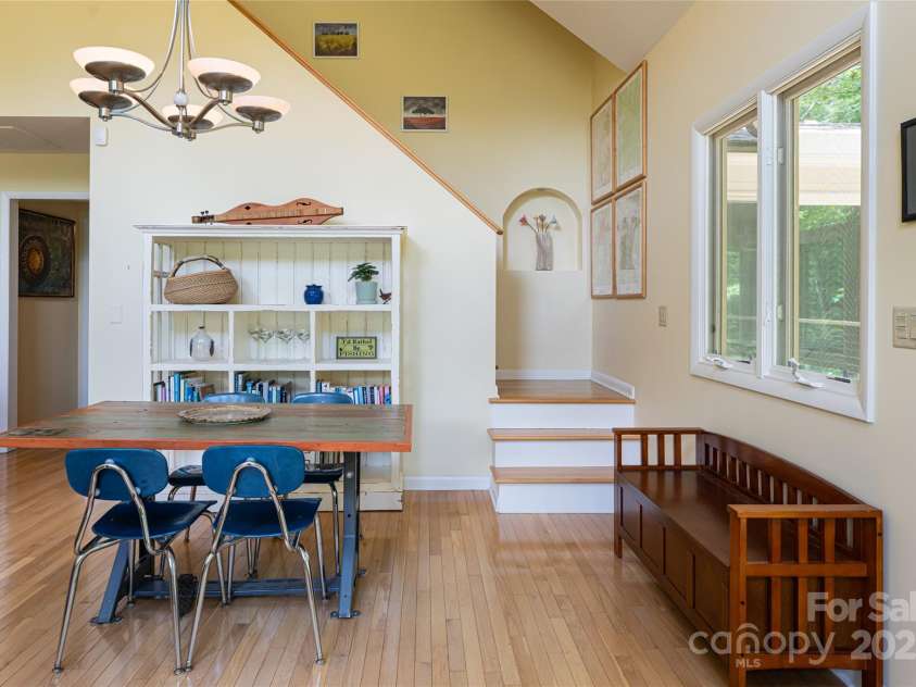 70 Crabapple Lane, Asheville, NC 28804.  MLS# CAR4257587, YatesRealty ID 17743. 