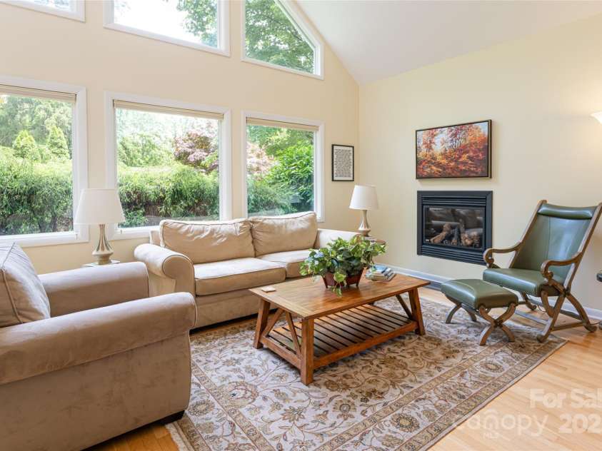 70 Crabapple Lane, Asheville, NC 28804.  MLS# CAR4257587, YatesRealty ID 17743. 