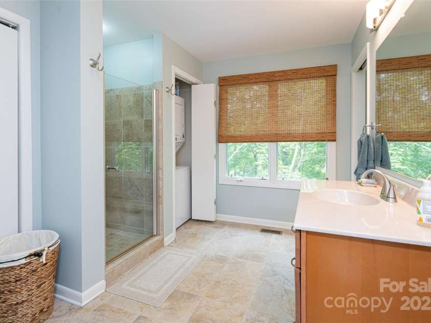 70 Crabapple Lane, Asheville, NC 28804.  MLS# CAR4257587, YatesRealty ID 17743. 