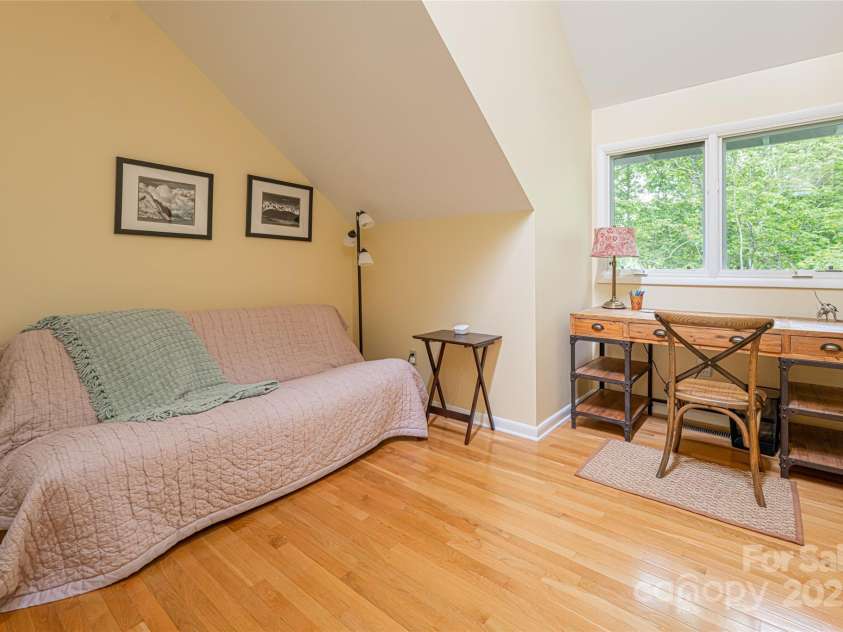 70 Crabapple Lane, Asheville, NC 28804.  MLS# CAR4257587, YatesRealty ID 17743. 