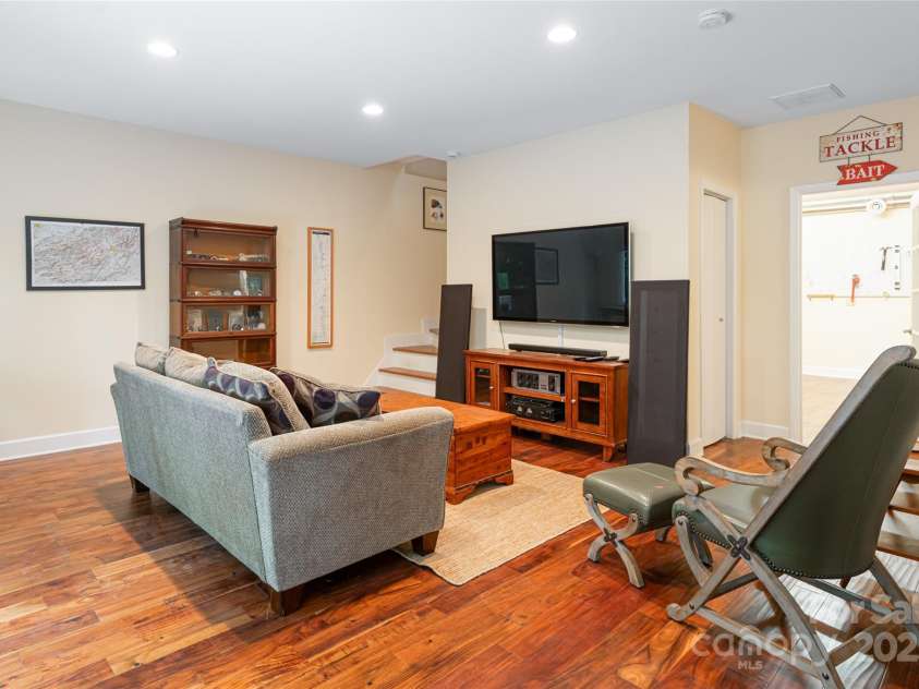 70 Crabapple Lane, Asheville, NC 28804.  MLS# CAR4257587, YatesRealty ID 17743. 