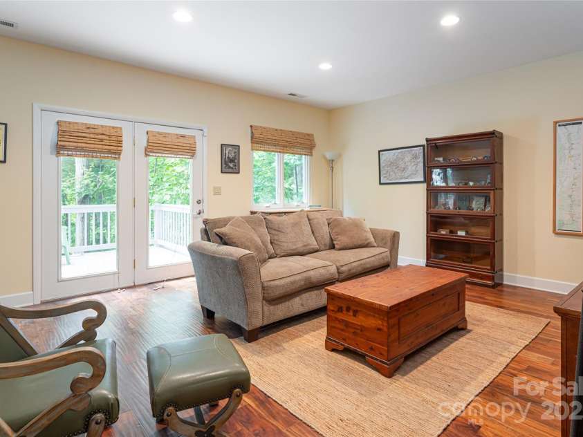 70 Crabapple Lane, Asheville, NC 28804.  MLS# CAR4257587, YatesRealty ID 17743. 